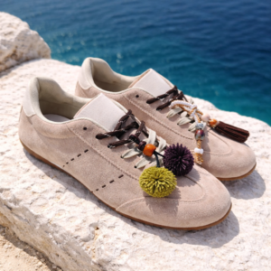 Deportiva pompones beige
